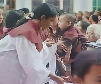 Hujan Tak Meredam Iman Umat di Paroki Ekaristi Kudus Ka Redong