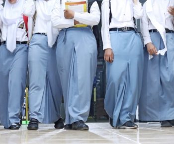 Mengolok Guru, Menggugat Kita: Ketika Otoritas Runtuh di Ruang Kelas