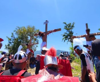 Umat Paroki Reo Ikuti Visualisasi Jalan Salib di Bukit Golo Sita