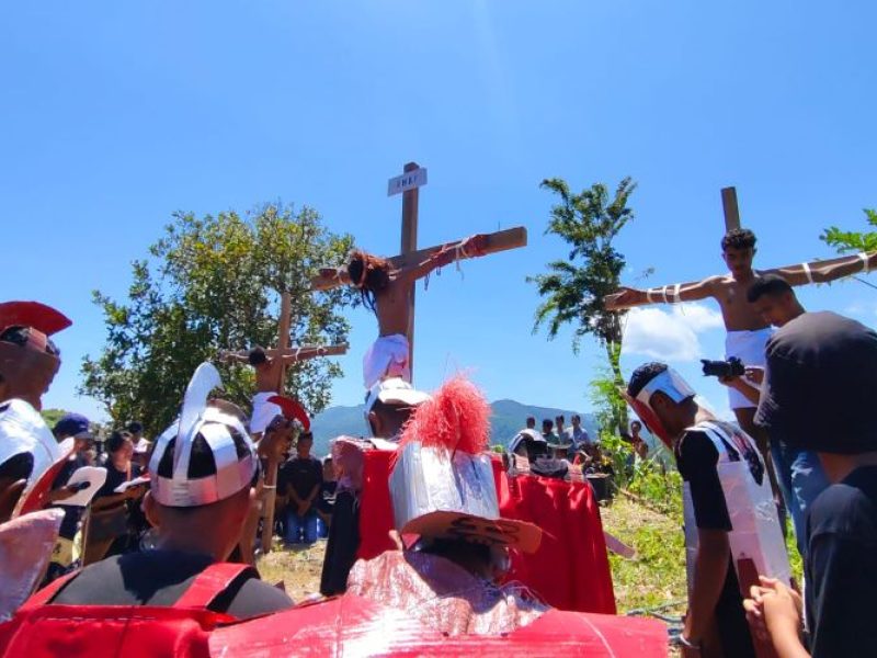 Umat Paroki Reo Ikuti Visualisasi Jalan Salib di Bukit Golo Sita