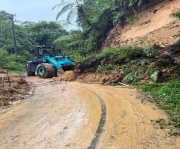 Dinas PUPR dan BPBD Kabupaten Manggarai Tangani Longsor di Jalur Ruteng–Iteng