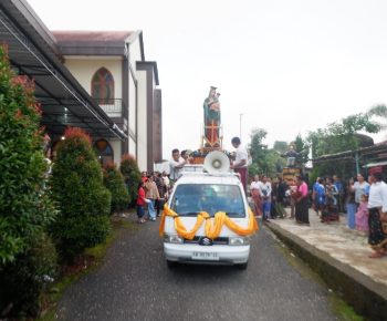 Perarakan Patung Bunda Maria Penolong Abadi di Paroki Karot Cermin Semangat Pelayanan Fransiskan