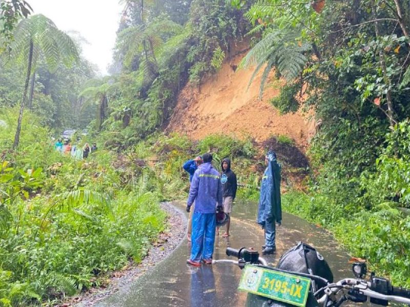 Longsor Tutup Ruas Jalan Ruteng–Iteng, Kendaraan Tidak Dapat Melintas di Wae Mantar II