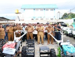 Pemkab Manggarai Serahkan 51 Unit Alsintan untuk Kelompok Tani di 11 Kecamatan