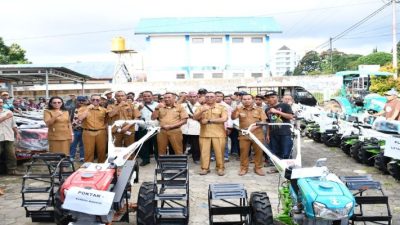 Pemkab Manggarai Serahkan 51 Unit Alsintan untuk Kelompok Tani di 11 Kecamatan