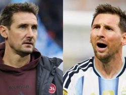 Cetak Rekor Baru Piala Dunia, Miroslav Klose memberi selamat kepada Lionel Messi
