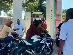 Urai Benang Kusut Antrean BBM di Reo, Anggota DPRD NTT Bersama Camat dan Aparat Polsek Cari Solusi untuk Petani-Nelayan