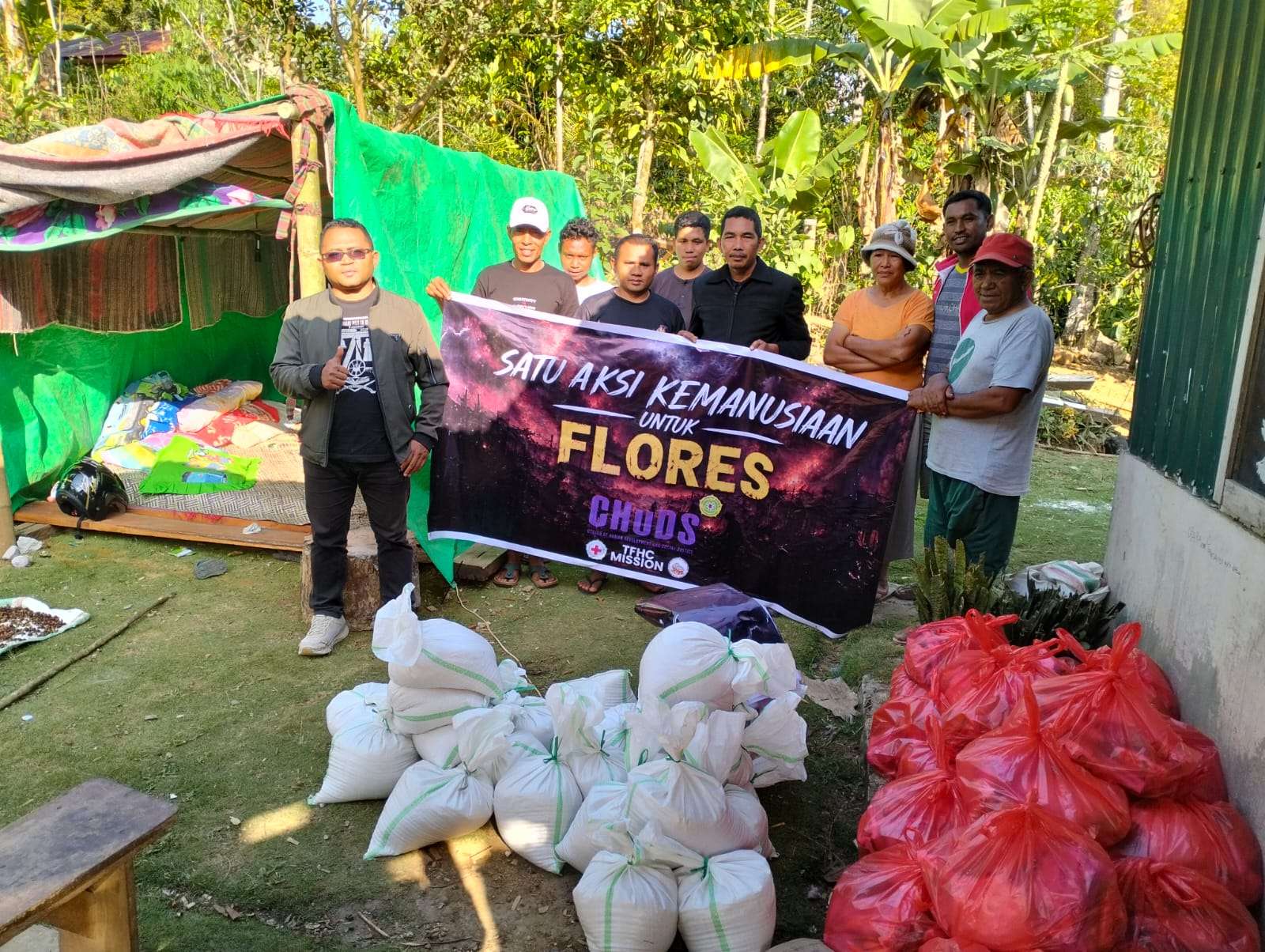 Yanto Asman,Perwakilian dari "Satu Aksi Kemanusiaan untuk Flores" Salurkan Bantuan Sembako secara langsung bagi Warga Terdampak Gempa