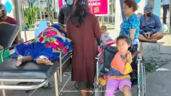 Tertimpa Runtuhan Tembok Tetangga, Warga Pong Ara Alami Patah Kaki