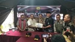 Peduli Gempa Flores, Gubernur Sumbar Serahkan Langsung Rendang Siap Saji ke Bupati Nabit
