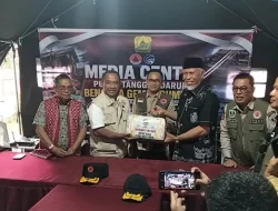 Peduli Gempa Flores, Gubernur Sumbar Serahkan Langsung Rendang Siap Saji ke Bupati Nabit