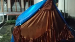 Tenda Darurat Wakil Bupati Manggarai dengan Terpal Bolong