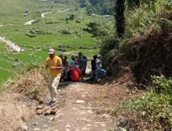 Warga Rondowoing Bangun Jalan Rabat Beton Secara Swadaya, Menanti Sentuhan Pemda Manggarai Timur