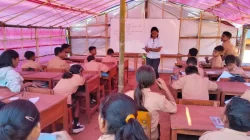 Semangat Tanpa Batas, Siswa dan Guru SMPN 2 Lelak Sambut Hari Pertama Belajar di Ruang Kelas Darurat