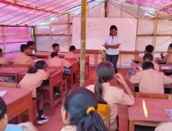 Semangat Tanpa Batas, Siswa dan Guru SMPN 2 Lelak Sambut Hari Pertama Belajar di Ruang Kelas Darurat